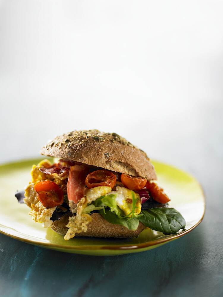 sandwich med scrambled eggs og ovnbagte tomater