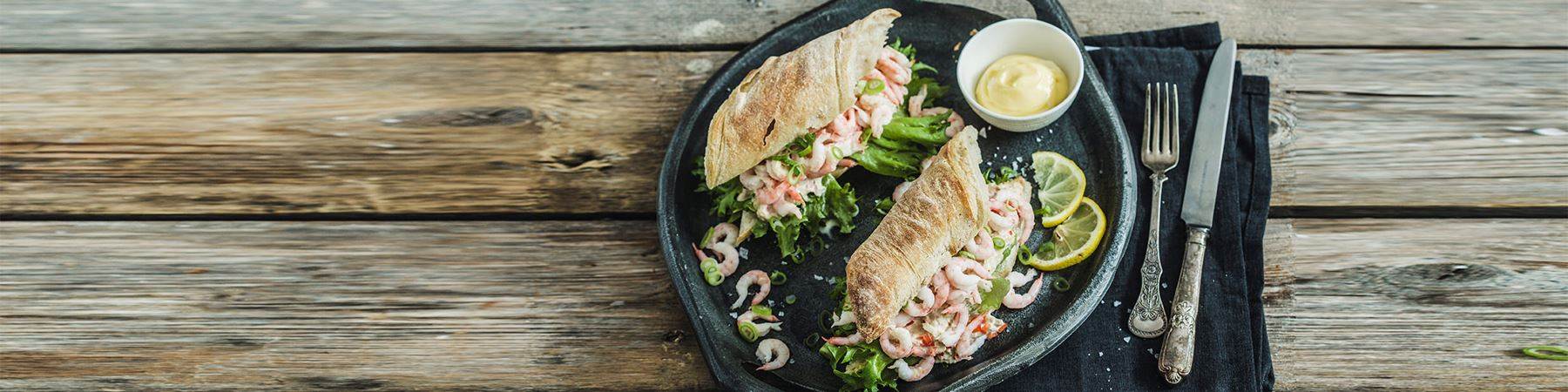 Baguette artesana con atún y langostinos