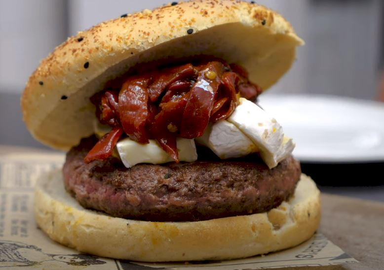 Black Pepper con ternera, pimientos caramelizados y queso brie