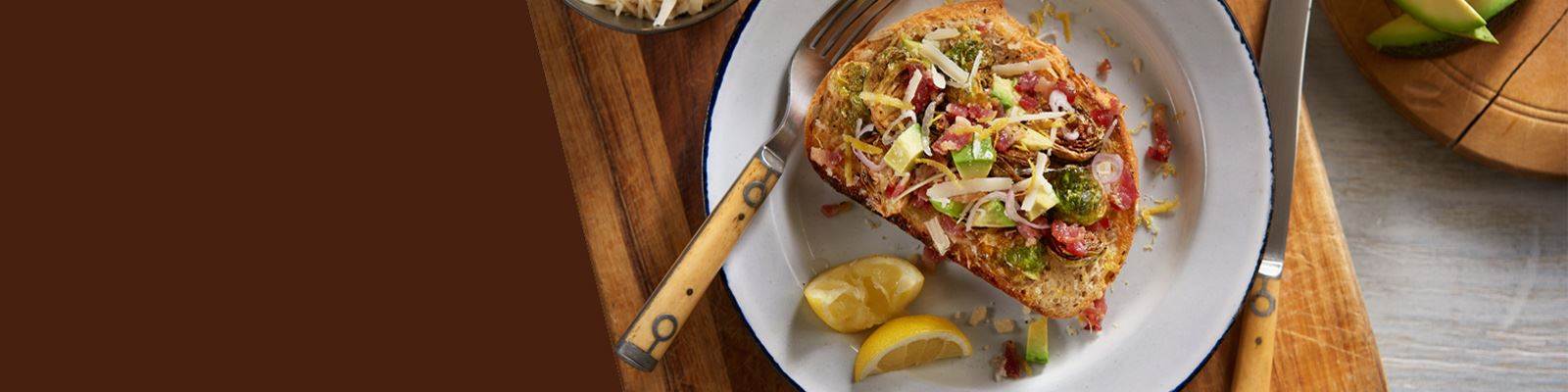 Ensalada de coles de Bruselas en tostada