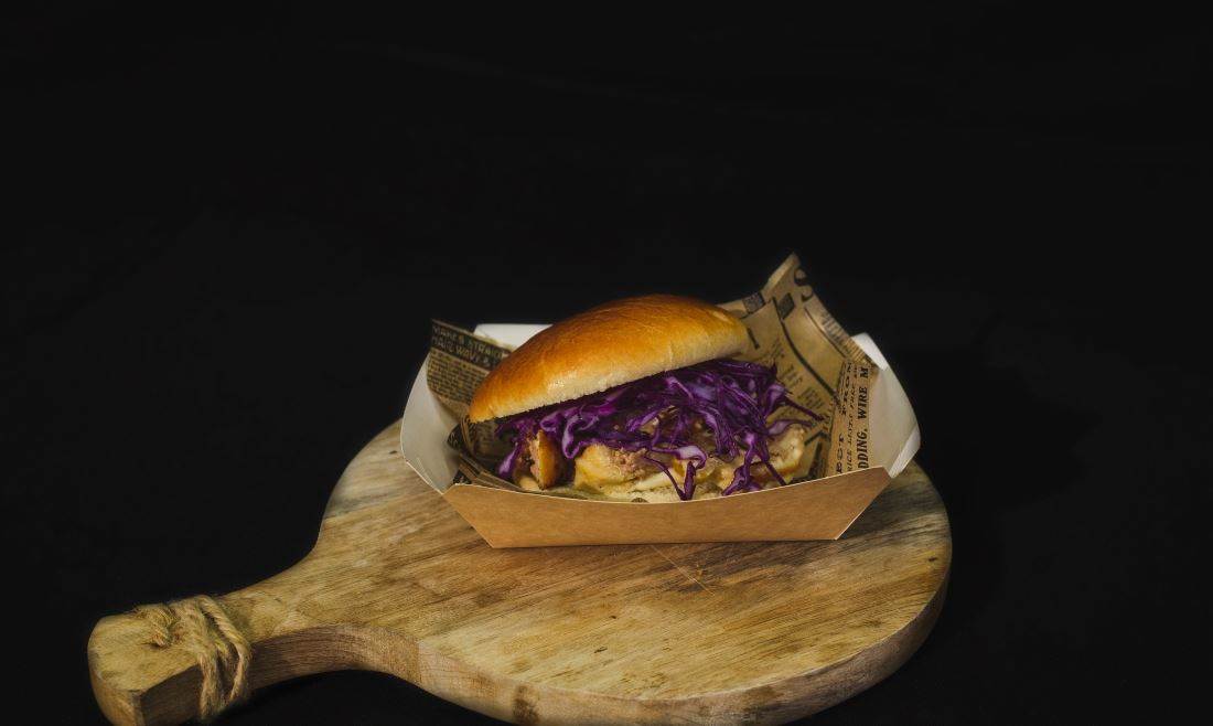 Burger Brioche con pollo relleno de foie, salsa de miel y lombarda laminada