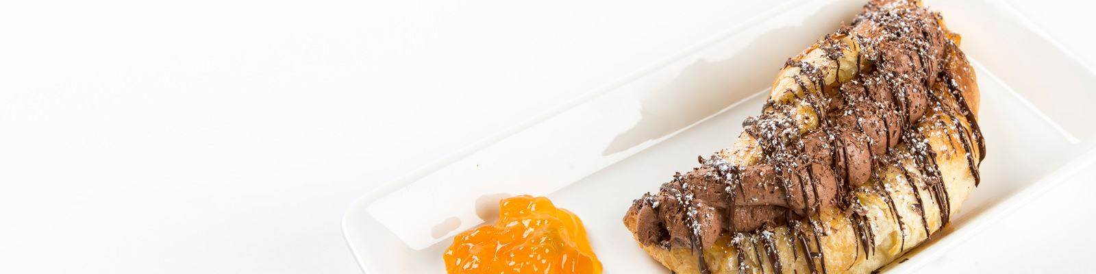 Croissant de chocolate y mermelada de albaricoque