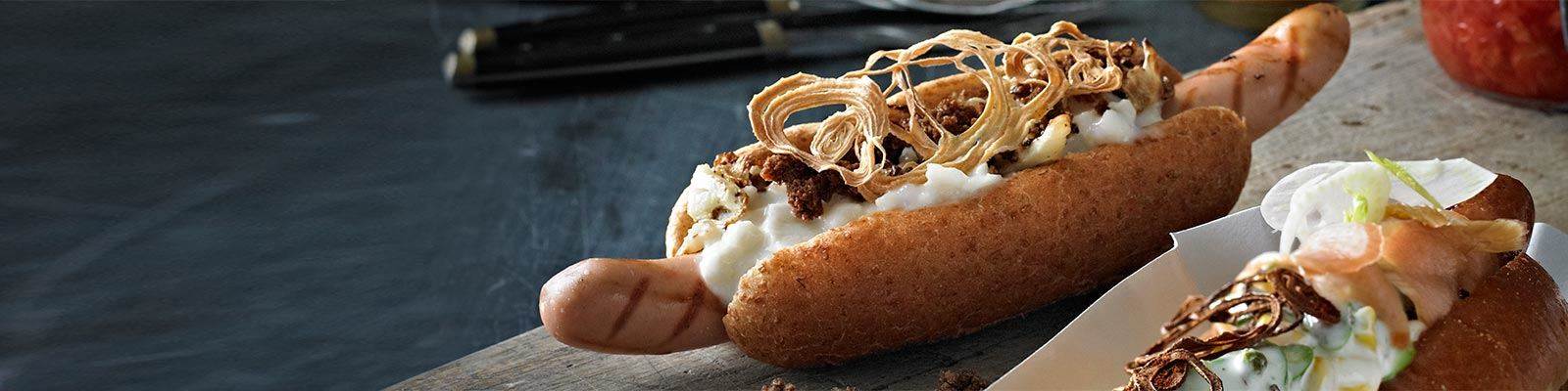 Hot dog danés con coliflor y aros de cebolla crujientes