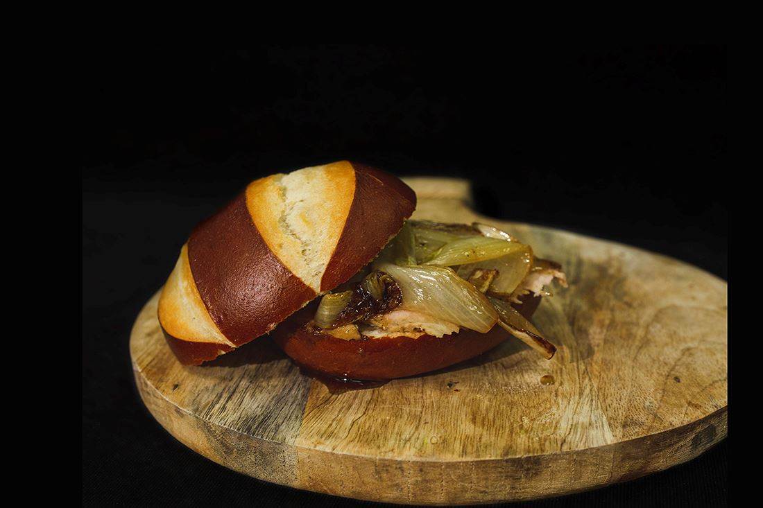 Hamburguesa Pretzel Carne Mechada endivias caramelizadas