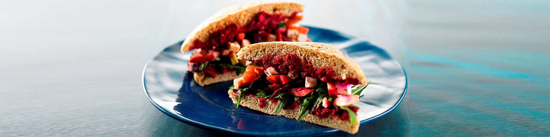 Sándwich vegetariano con pesto de remolacha