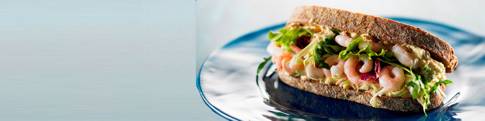 Sándwich con gambas y ensalada de atún