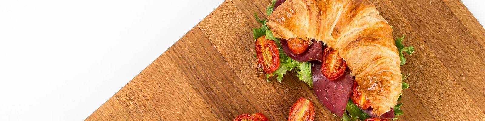 Croissant con jamón ahumado y tomate