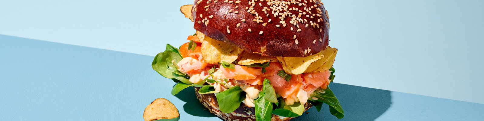 Hamburguesa pretzel con salmón ahumado